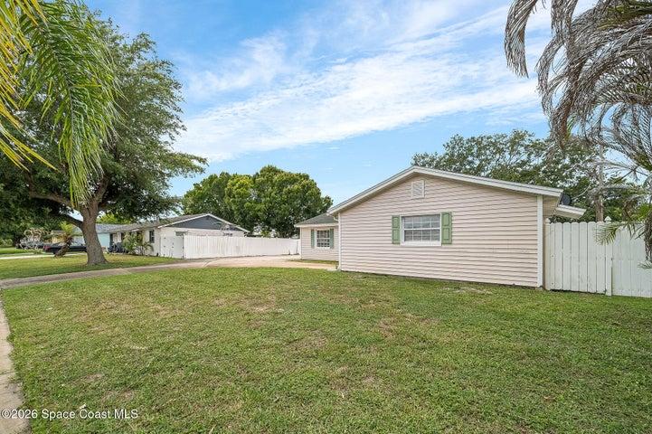 586 Louvre Drive, Melbourne, FL, 32935 photo 3