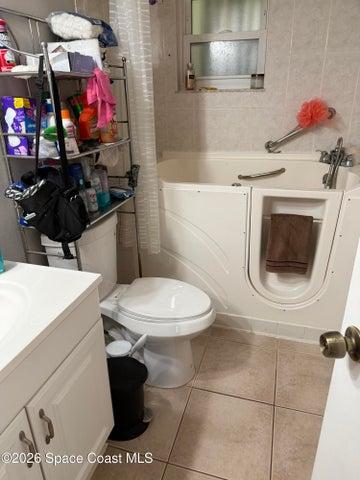 Guest bath with Handicap Bathtub
