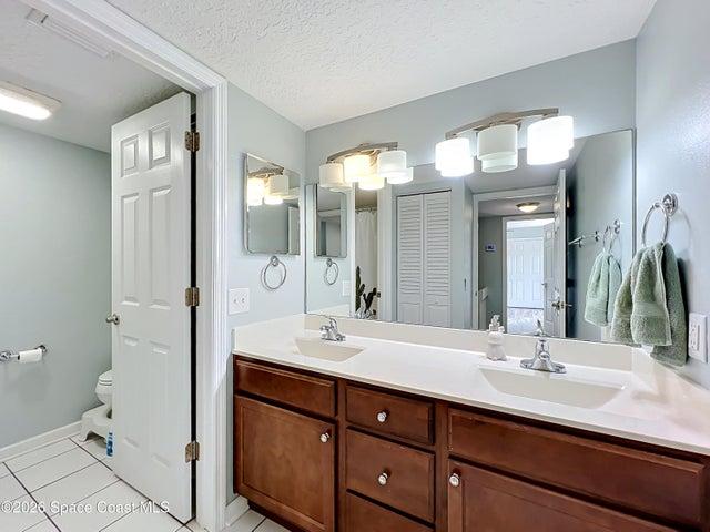 Upstairs full bath