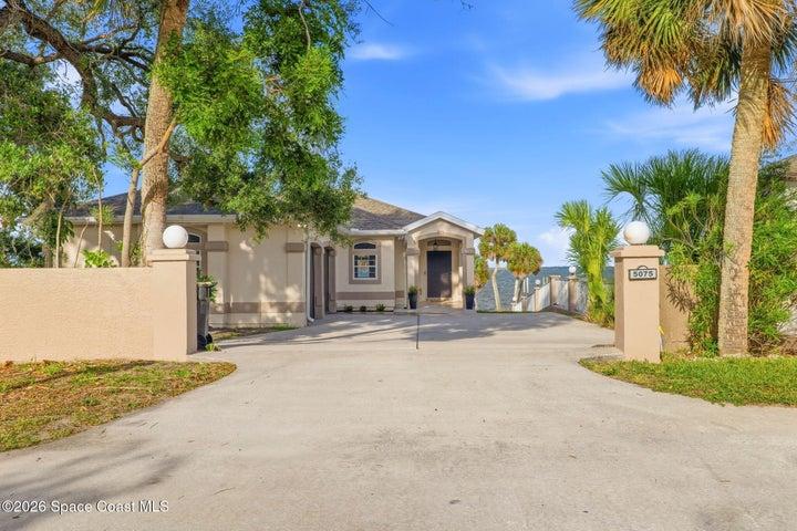 Exterior Luxury Direct Riverfront Living