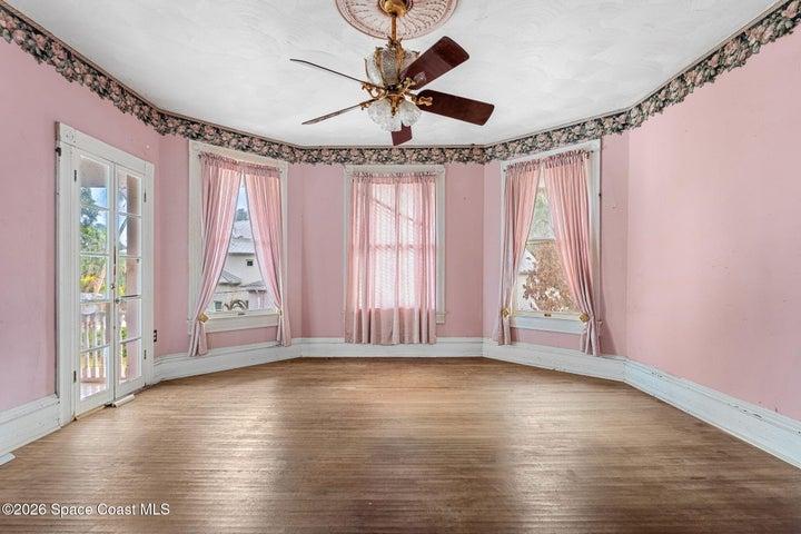 (Second floor)