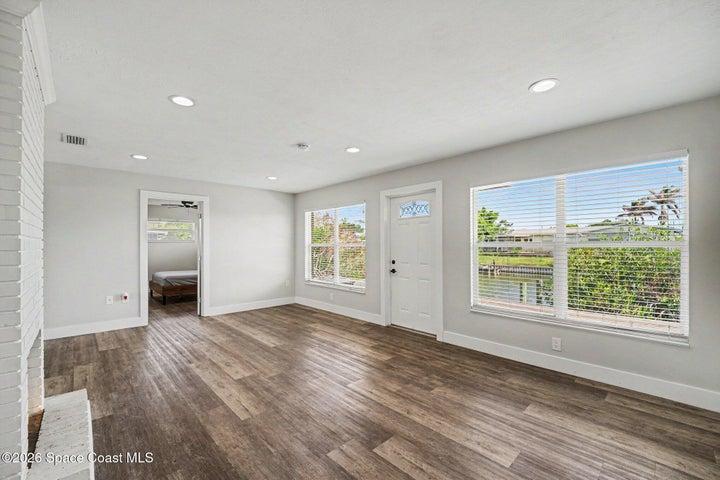 Family room with direct access to the back deck