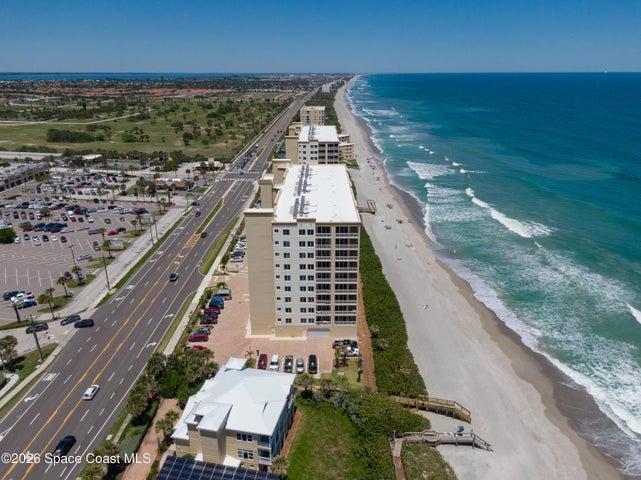 Walking distance to Publix grocery, movie theatre, Dunkin Donuts, Planet Fitness, banking, and many more conveniences.