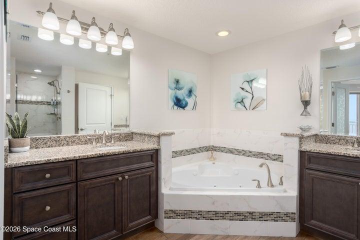 Jetted soaking tub. Pristine never been used.