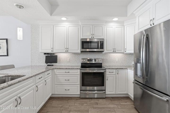 Stainless steel, granite, solid cabinets with crown molding. Pull out pantry drawers.