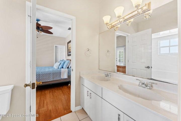 jack and jill guest bathroom