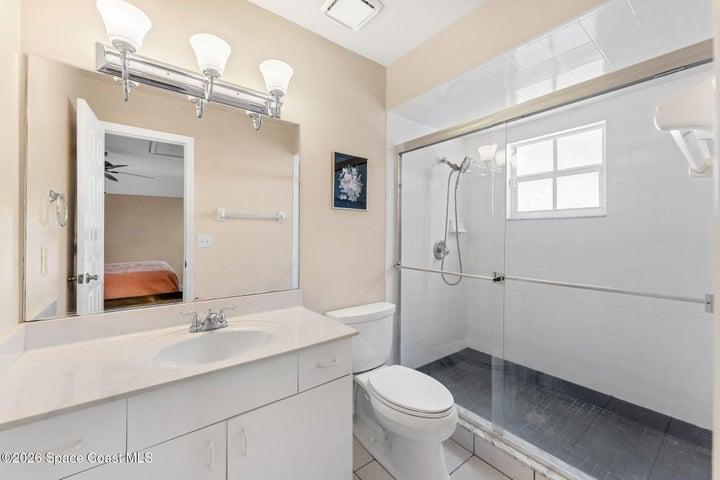 jack and jill guest bathroom