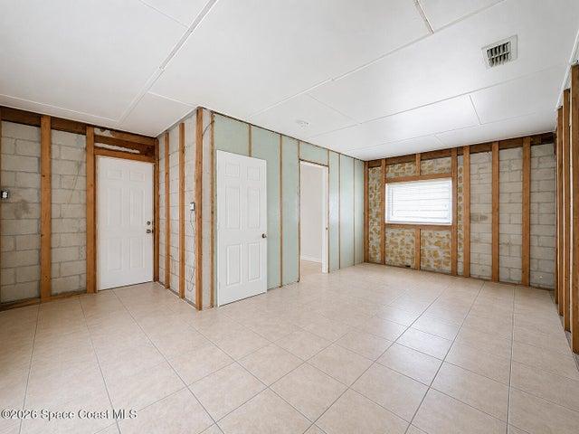 Bonus room: Virtually Decluttered