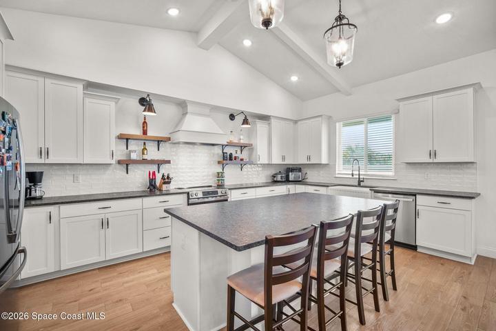 Beautiful eat-in kitchen