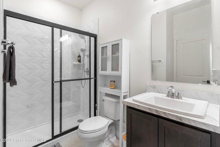 Bedroom on 1st floor with Private Bathroom