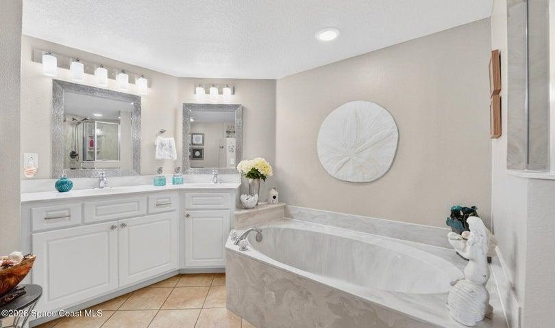 Primary Bathroom w/double sinks and sunkin tub