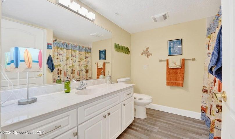 Guest Bathroom with tub/shower