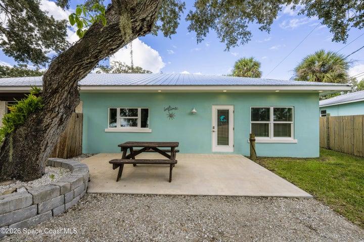 Dolphin, 2/1. Lush large yard w majestic mature oak trees