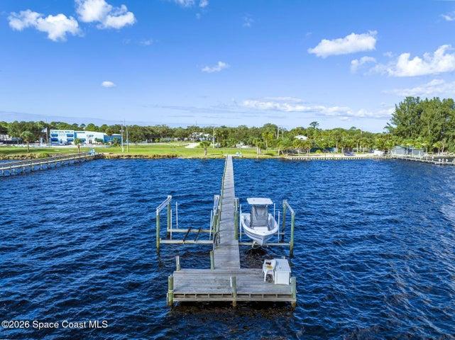PRIVATE DOCK WITH 2 LIFTS on Indian River - Intercoastal Waterway - Enjoy fishing, boating or Sundays at the Sandbar!