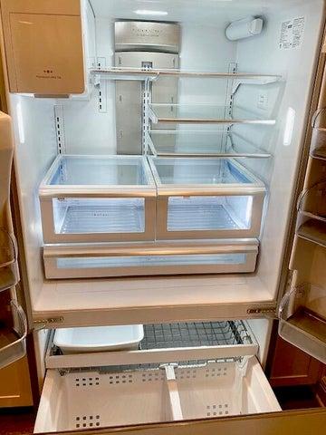 FRENCH DOOR REFRIGERATOR WITH LOWER PULL OUT FREEZER