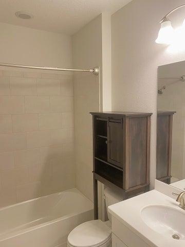 GUEST BATHROOM WITH SHOWER/TUB