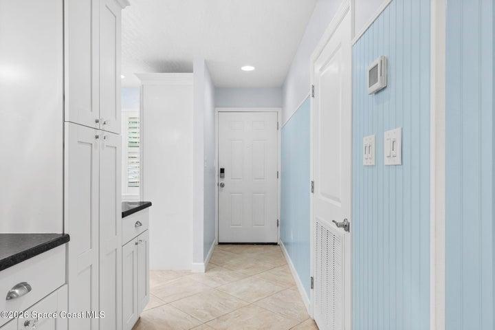 Foyer entry into the unit