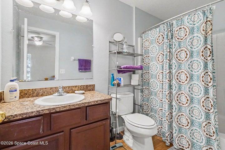 Primary en-suite Bathroom