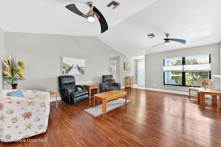 Overview Living and Dining Area