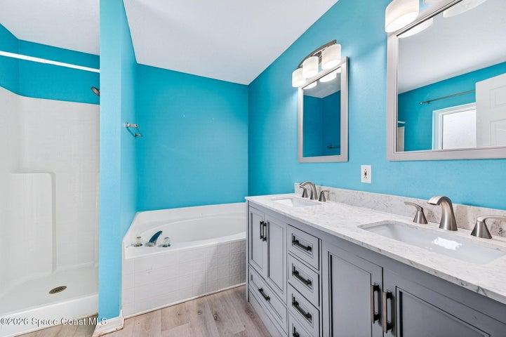 Primary bath w/ tub and separate shower