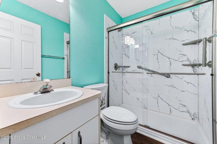 Guest Bathroom between bedrooms
