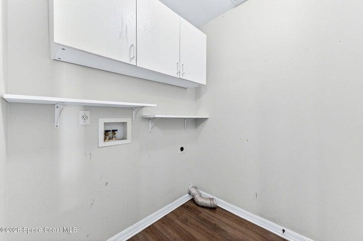 Indoor laundry room w/ cabinets