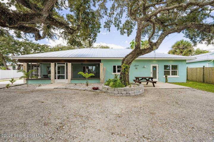Stunning entry and coralina stone accents give that FLORIDA vibe!