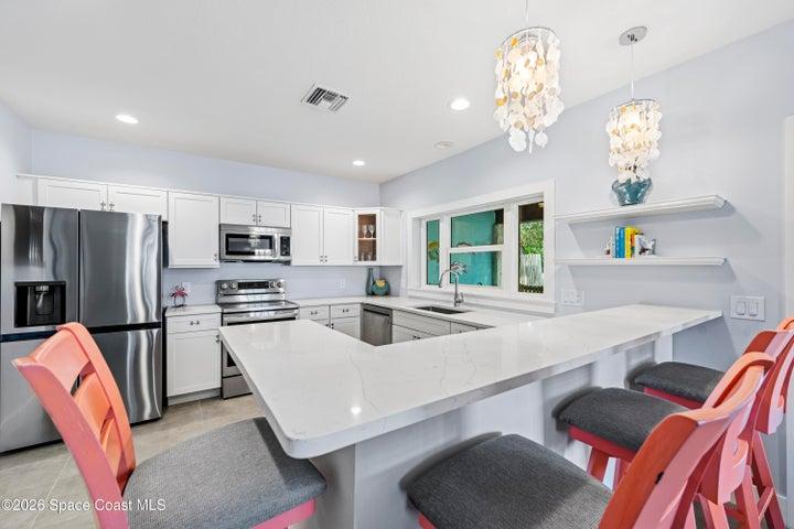 Flamingos open and bright kitchen. Entertain and cook with views of the river!