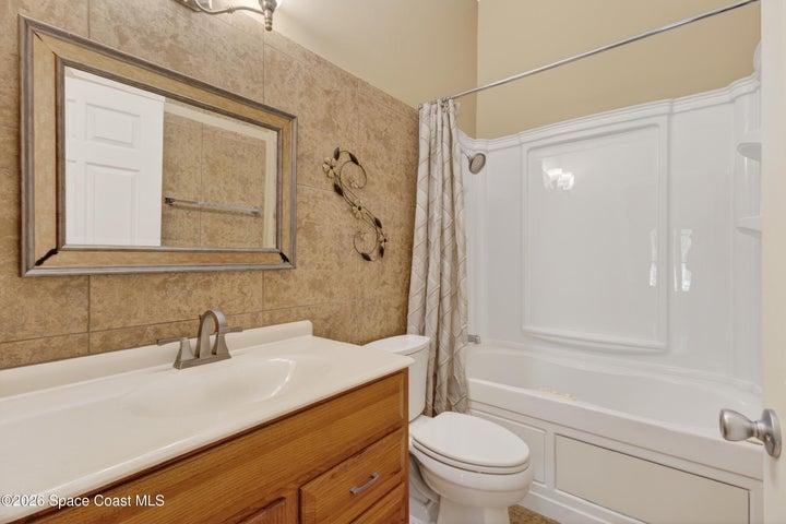 Hall Bath w/Jacuzzi Tub