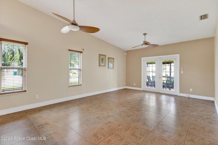 Great Room w/Cathedral Ceilings