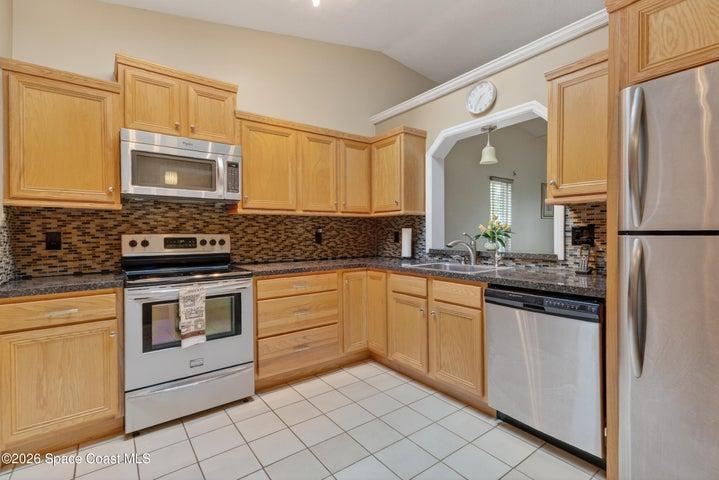 Large Eat-in Kitchen