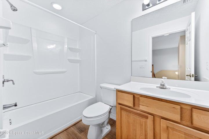 Upstairs guest full bath