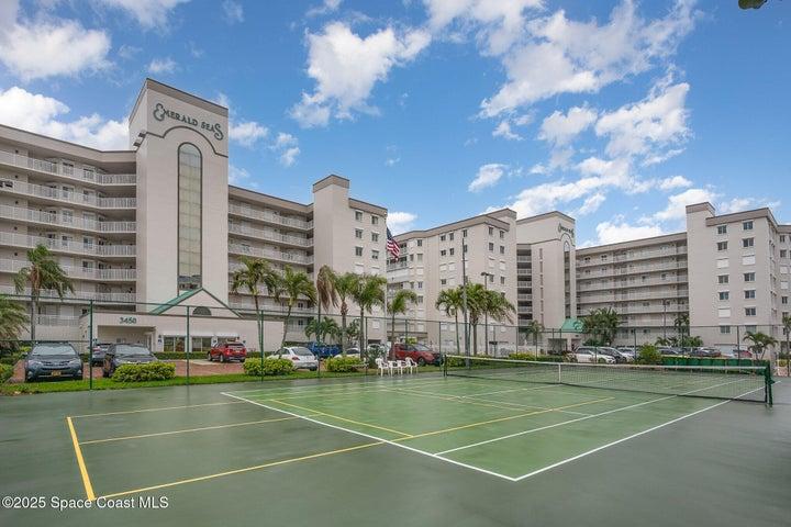 Heated Community Pool with Hot tub/Spa, Sauna, Tennis Courts, NEW Pickleball Courts.