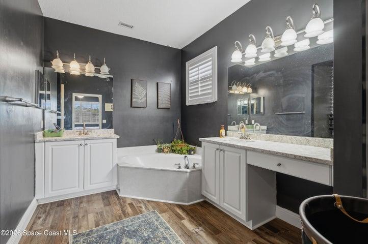 Primary ensuite with dual vanities and garden tub