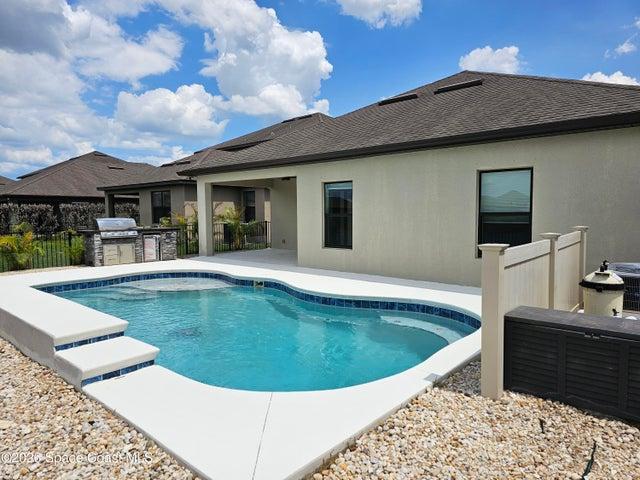 Live the vacation poolside