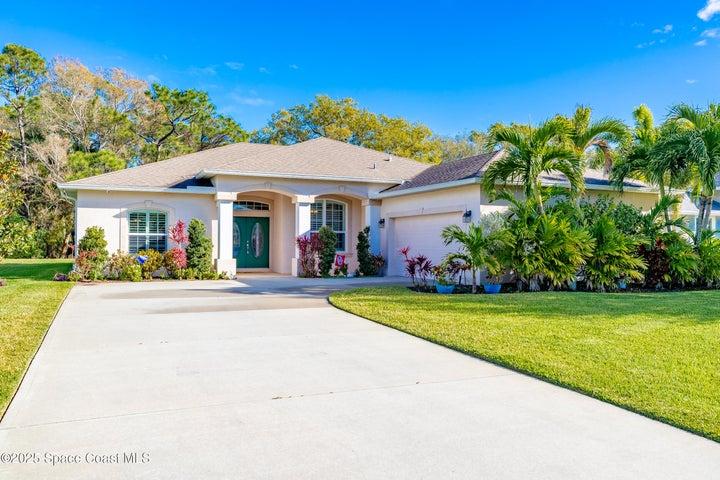 Extra long 70ft Driveway with side entry 2 car garage
