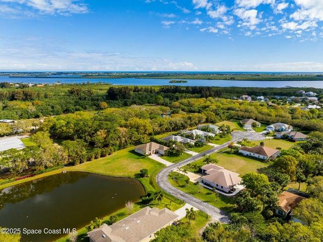 Small enclave of 14 properties, minutes to the river and beaches