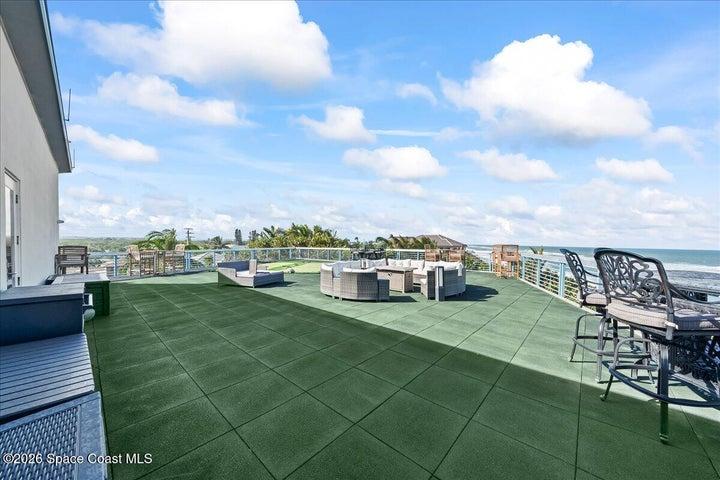 3rd floor rooftop play area