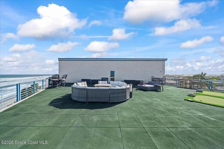 3rd floor rooftop play area