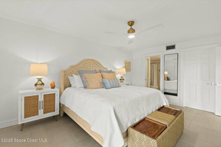 Primary bedroom with en-suite bathroom access and walk-in closet, Riverwest condo, Cocoa Beach