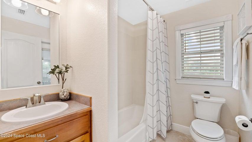 Guest Bathroom with Tub/Shower Combo