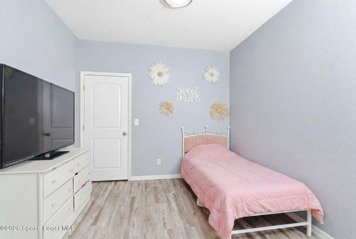 "Flex room" office, den, or 3rd bedroom