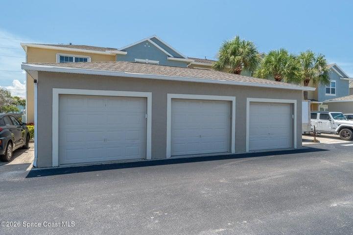 1 car garge located in the middle.