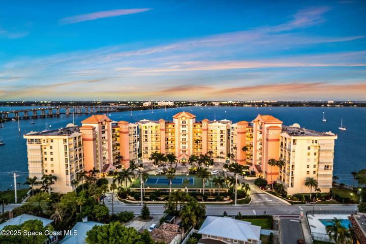 3 BR/ 3BA -Corner unit -Located on the 3rd Floor in the Historic Cocoa Village!