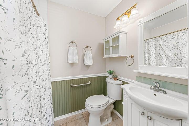 2nd bedroom with tub/shower combo.