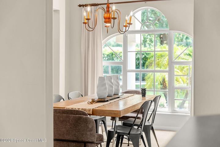 Dining Room / View of front yard