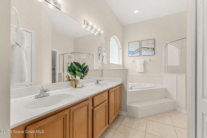 Primary Ensuite garden tub and shower