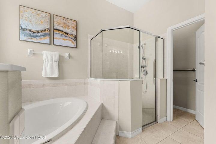 Ensuite tub, shower and water closet