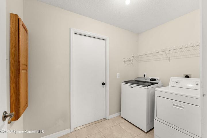 Laundry room off of garage (washer and dryer convey)