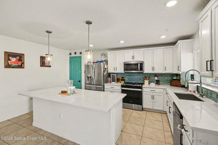 Quartz Countertops with Breakfast Bar